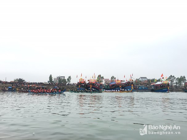 Hàng ngàn du khách tham gia lễ hội đua thuyền đầu năm ở Đền Cờn. Ảnh: Thanh Thủy
